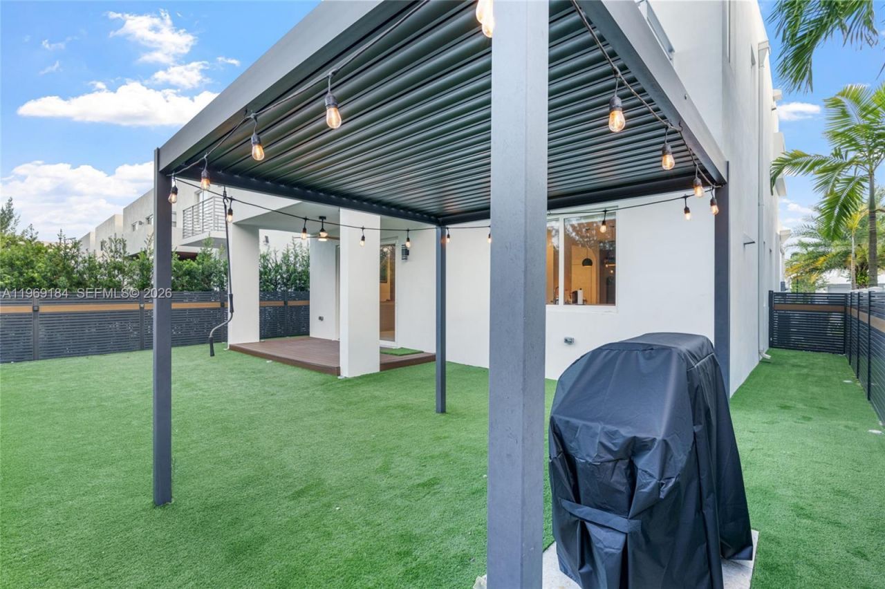 10373 NW 68th Ter, Doral, FL 33178 Photo