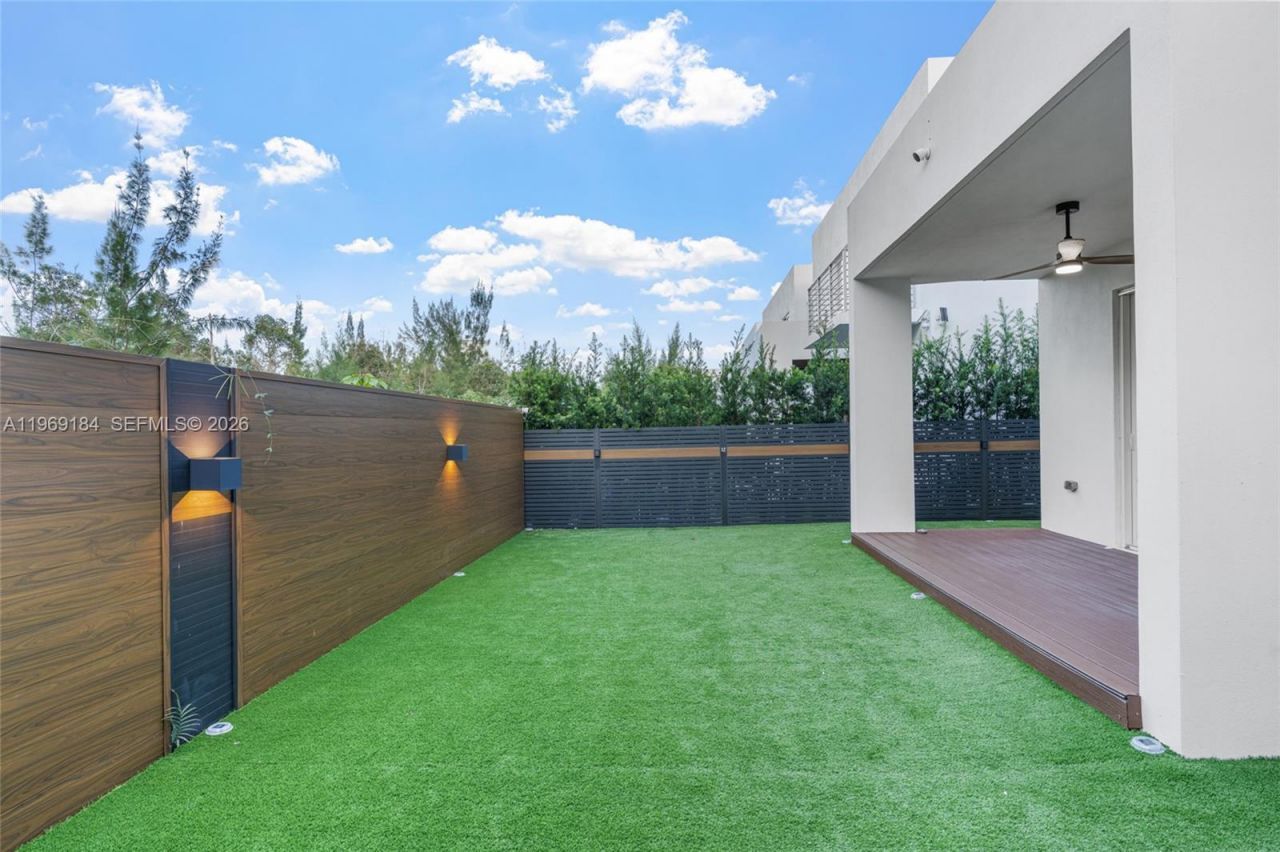 10373 NW 68th Ter, Doral, FL 33178 Photo