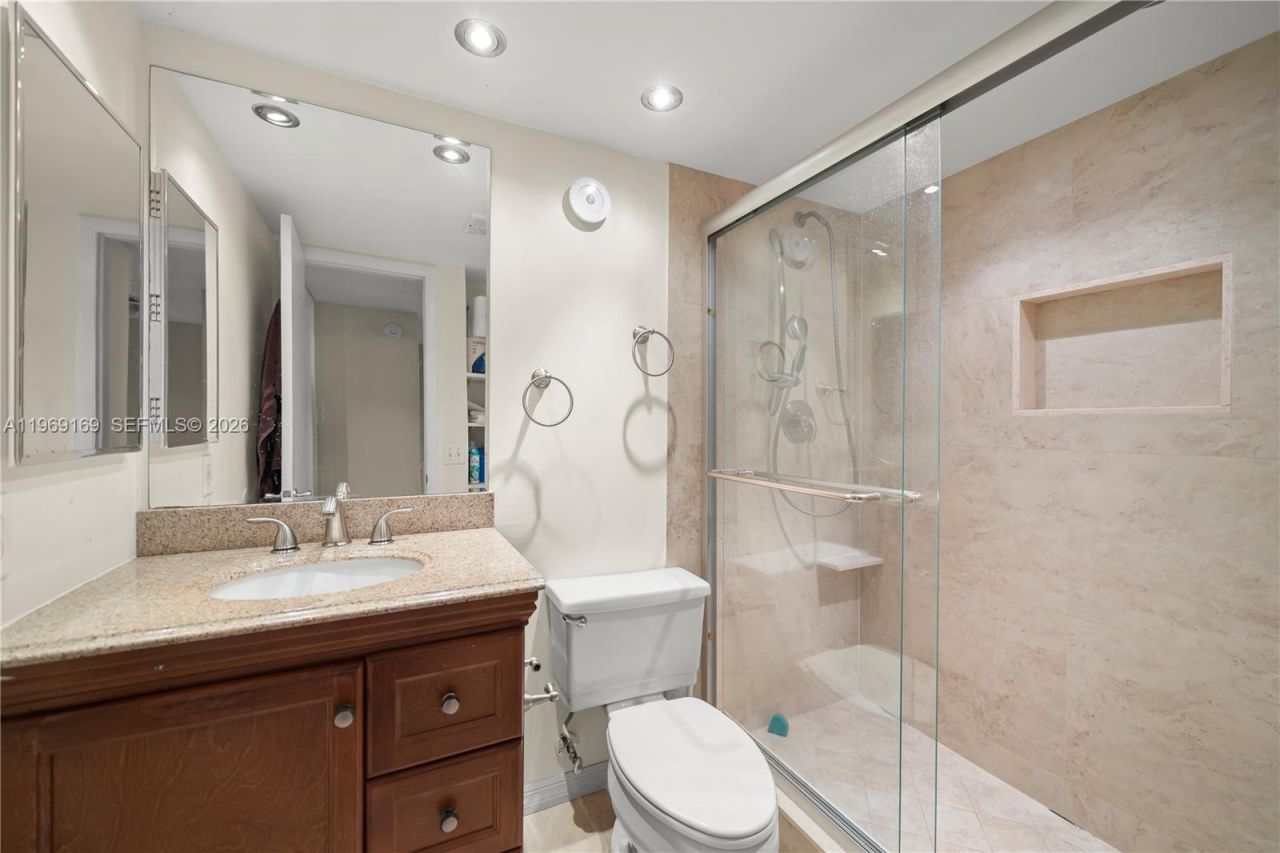 670 Tennis Club Dr, Unit 307, Fort Lauderdale, FL 33311 Photo