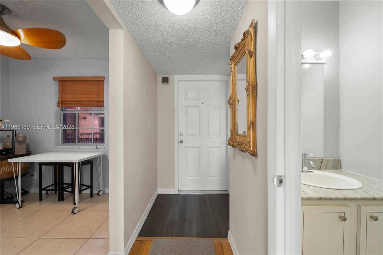 670 Tennis Club Dr, Unit 307, Fort Lauderdale, FL 33311 Photo