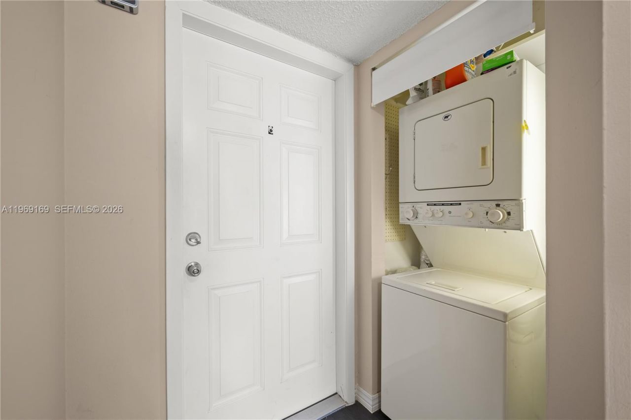 670 Tennis Club Dr, Unit 307, Fort Lauderdale, FL 33311 Photo