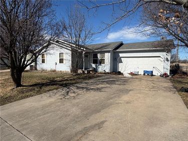 2177 Webbwood Drive, Webb City, MO 64870