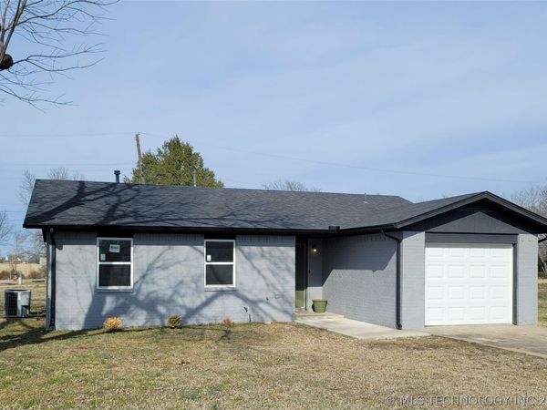 802 E Knisley Avenue , Checotah, OK 74426