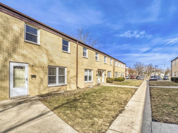 822 Colonial Drive, Unit B, Wheeling, IL 60090