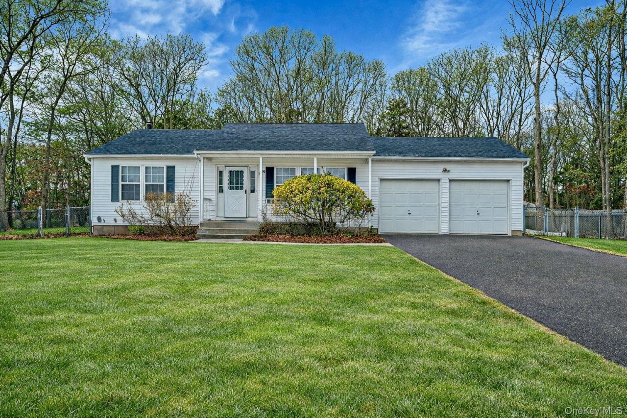 14 Wiltshire Court, Center Moriches, NY 11934 Main Photo