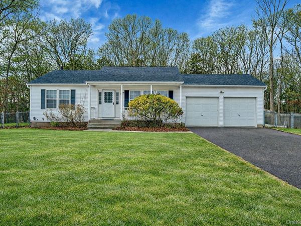 14 Wiltshire Court, Center Moriches, NY 11934