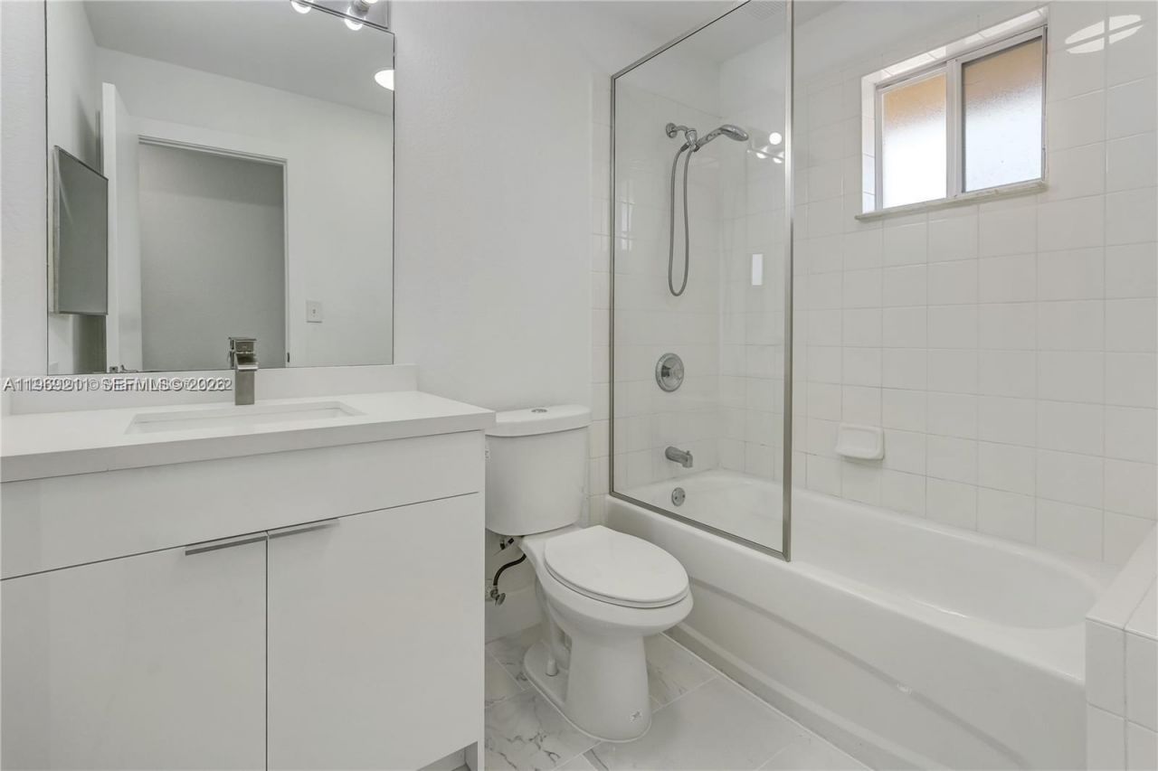 2054 NE 167th St, Unit 3-122, North Miami Beach, FL 33162 Photo