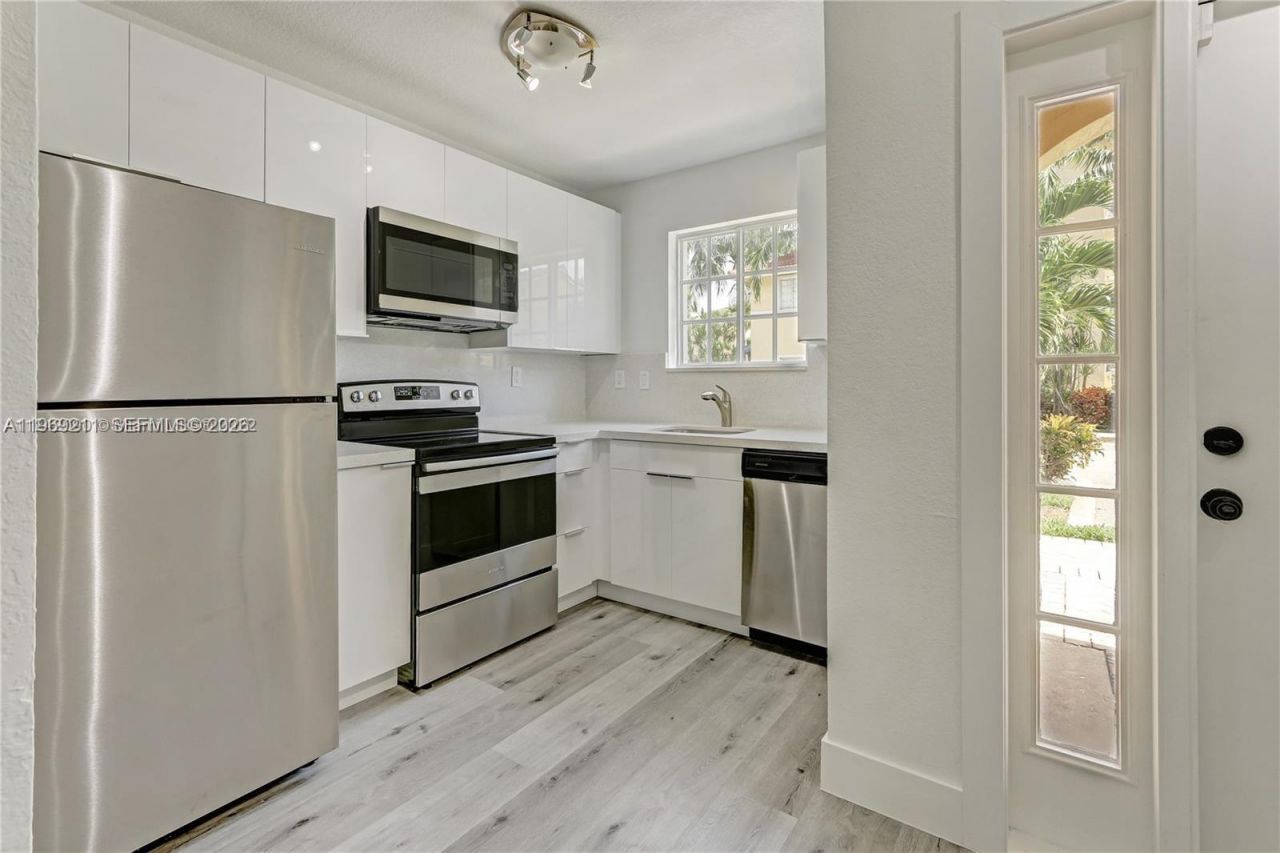 2054 NE 167th St, Unit 3-122, North Miami Beach, FL 33162 Photo