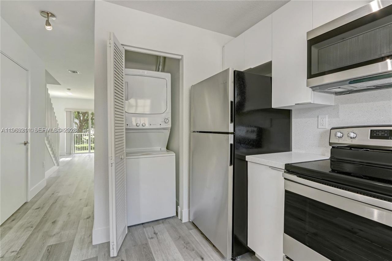 2054 NE 167th St, Unit 3-122, North Miami Beach, FL 33162 Photo