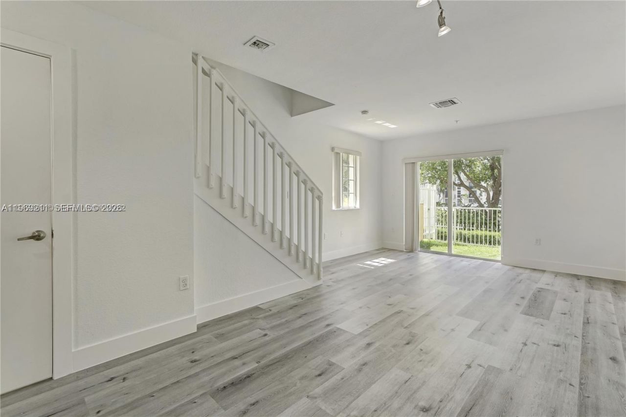 2054 NE 167th St, Unit 3-122, North Miami Beach, FL 33162 Photo