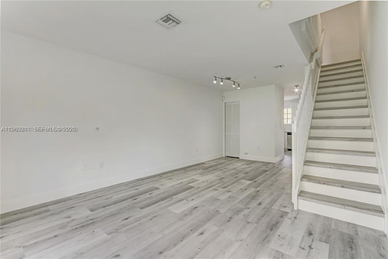 2054 NE 167th St, Unit 3-122, North Miami Beach, FL 33162 Photo