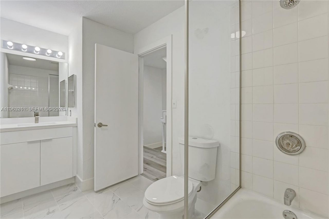 2054 NE 167th St, Unit 3-122, North Miami Beach, FL 33162 Photo