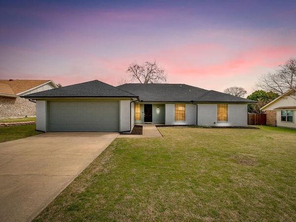 208 Meadowhill Drive, Benbrook, TX 76126