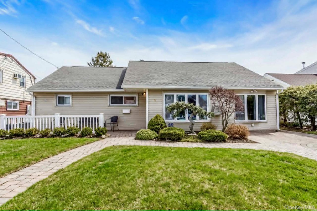 9 Blanche Street, Plainview, NY 11803 Main Photo