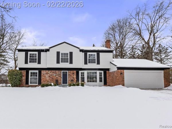 504 Weybridge Drive, Bloomfield Hills, MI 48304