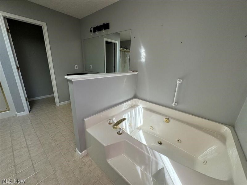 242 Ravenshollow Drive, Cuyahoga Falls, OH 44223 Photo 22