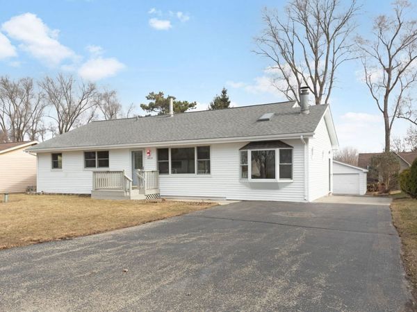 39525 N Highview Drive, Antioch, IL 60002