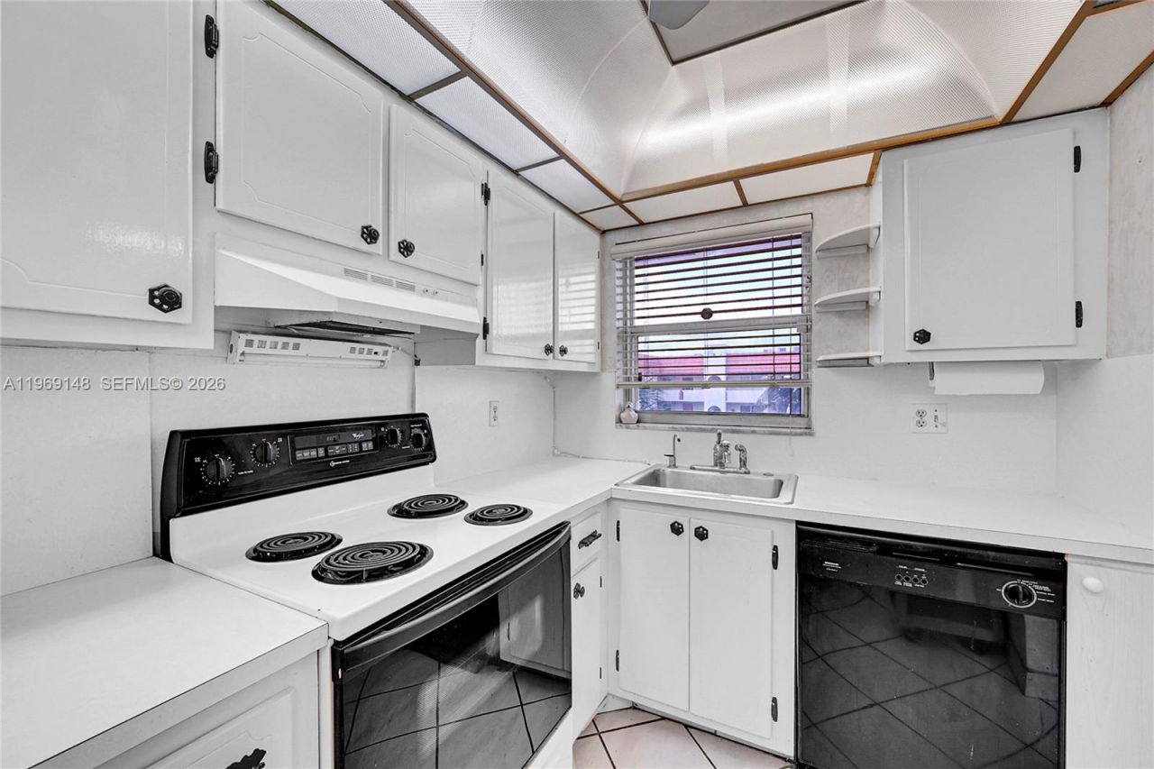 7960 N Sunrise Lakes Dr, Unit 311, Sunrise, FL 33322 Photo