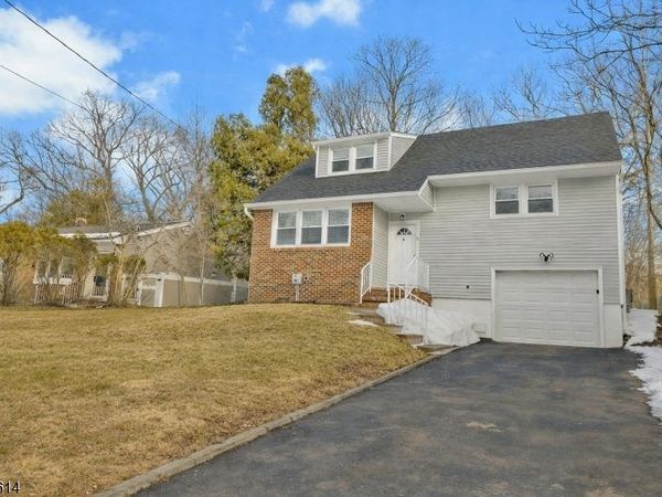 8 Iroquois Ave, Oakland, NJ 07436