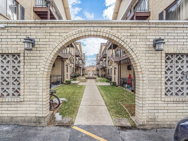 7224 W Wrightwood Avenue, Unit 206, Elmwood Park, IL 60707