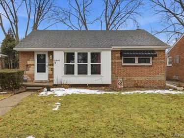 21440 Prestwick Avenue, Harper Woods, MI 48225