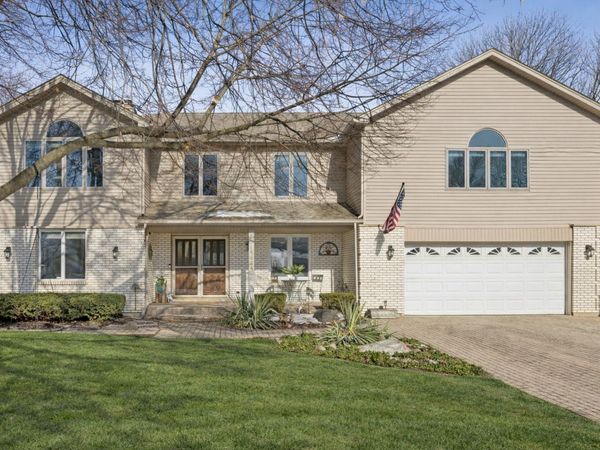 1424 E Jonquil Circle, Arlington Heights, IL 60004