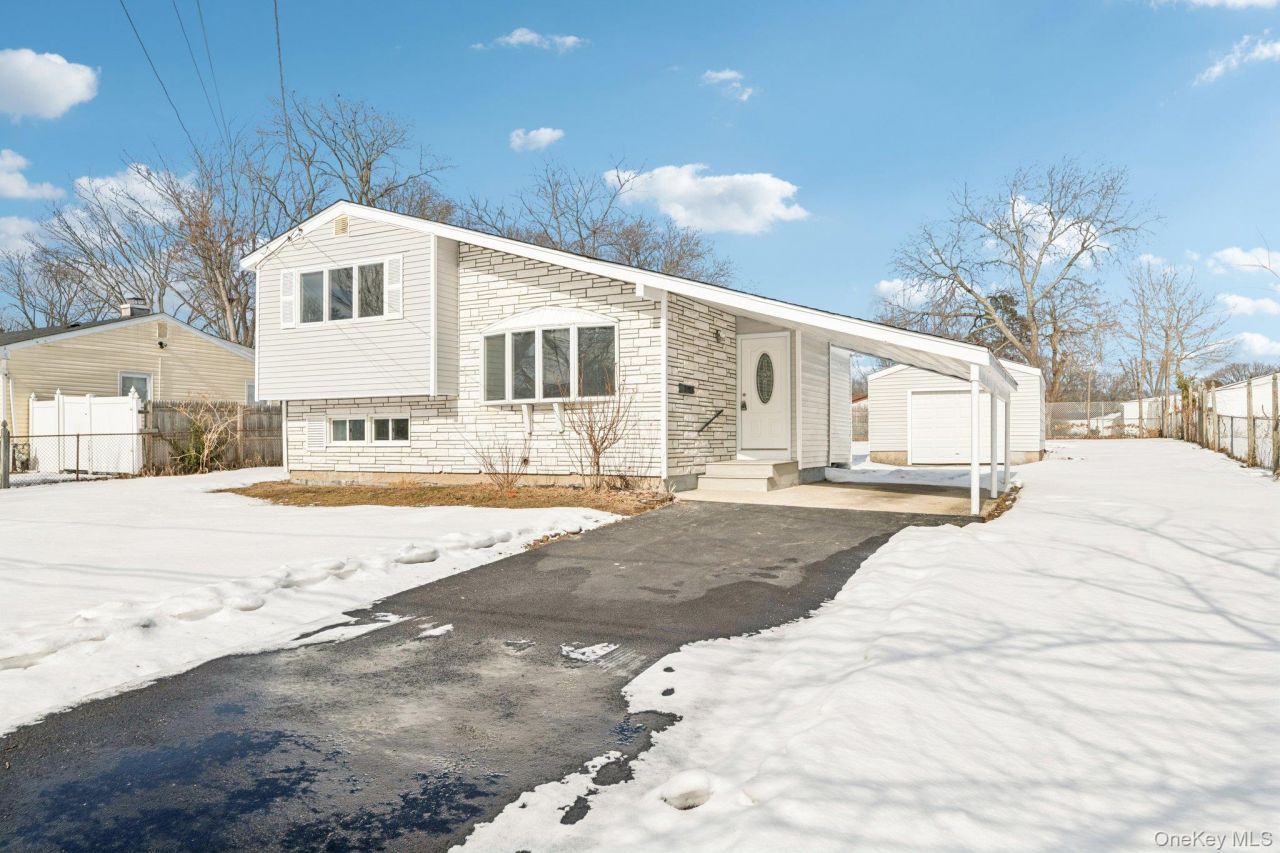 17 Laurie Road  Brentwood, NY 11717