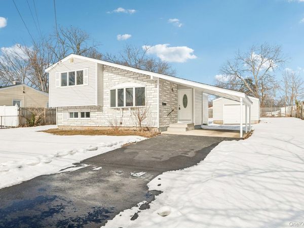 17 Laurie Road , Brentwood, NY 11717