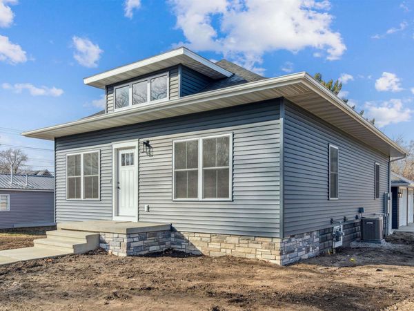 707 NE 5th Avenue, Independence, IA 50644