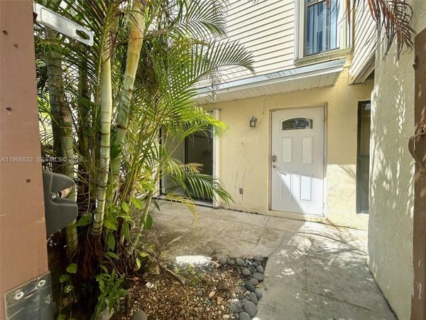 645 Executive Center Dr , Unit R101, West Palm Beach, FL 33401