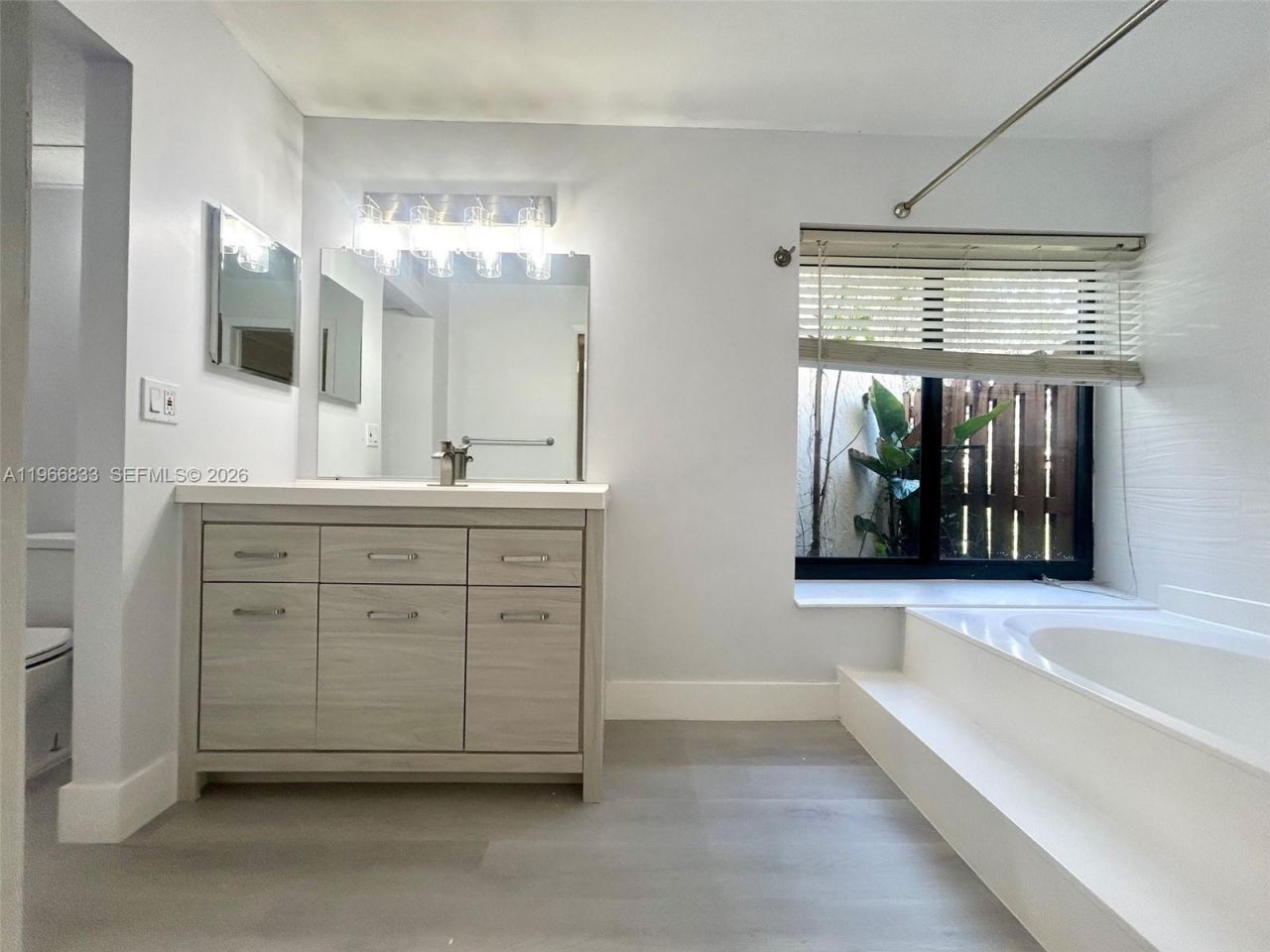 645 Executive Center Dr , Unit R101, West Palm Beach, FL 33401 Photo