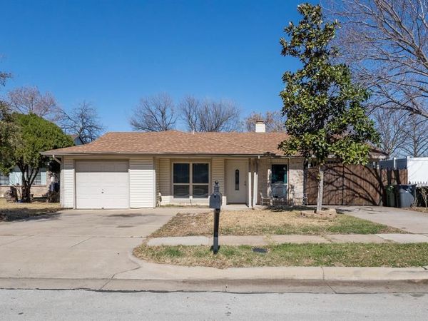 2111 Pennington Drive, Arlington, TX 76014