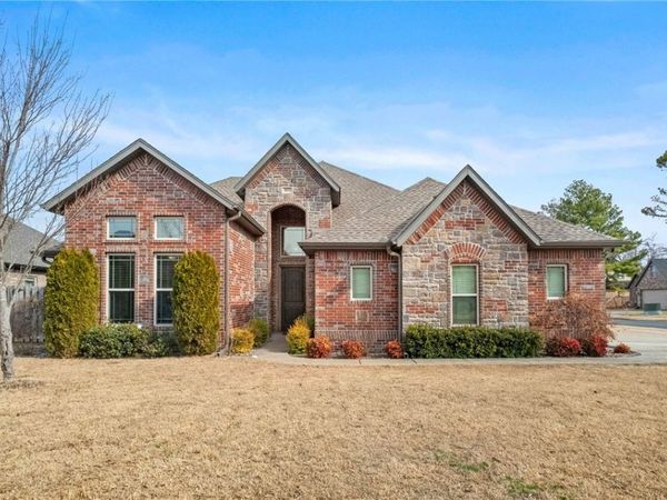 807 SE Fullerton Street , Bentonville, AR 72712