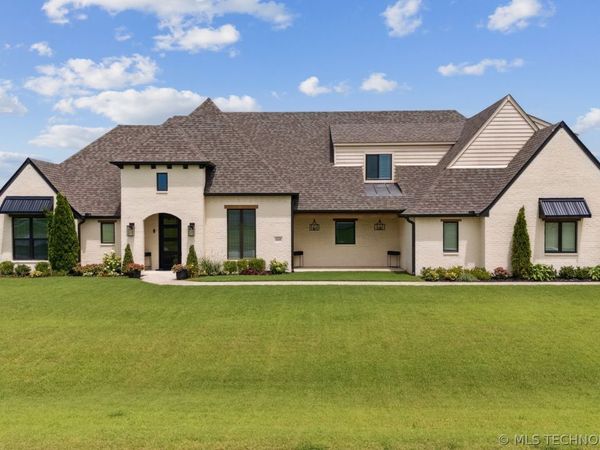 6110 N Creekwood Drive , Owasso, OK 74055