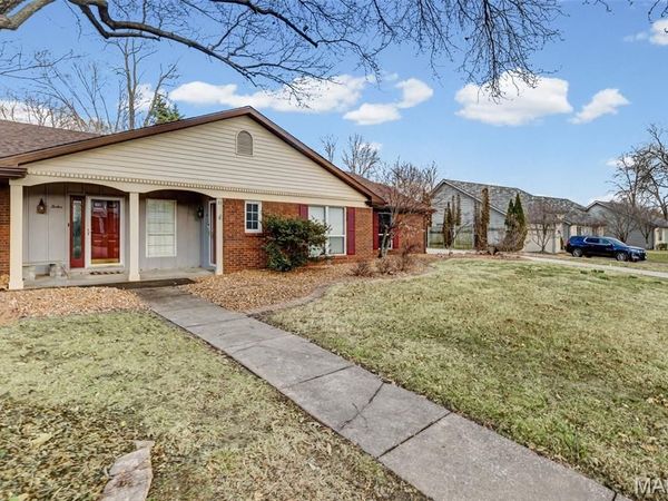 10 Ginger Lake Drive W, Glen Carbon, IL 62034