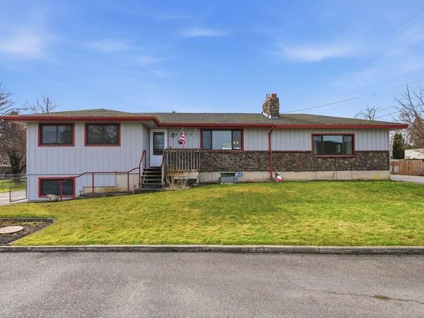 8306 E South Riverway Ave, Millwood, WA 99212