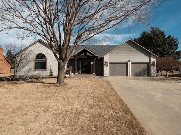 920 2nd Avenue NE, Sioux Center, IA 51250