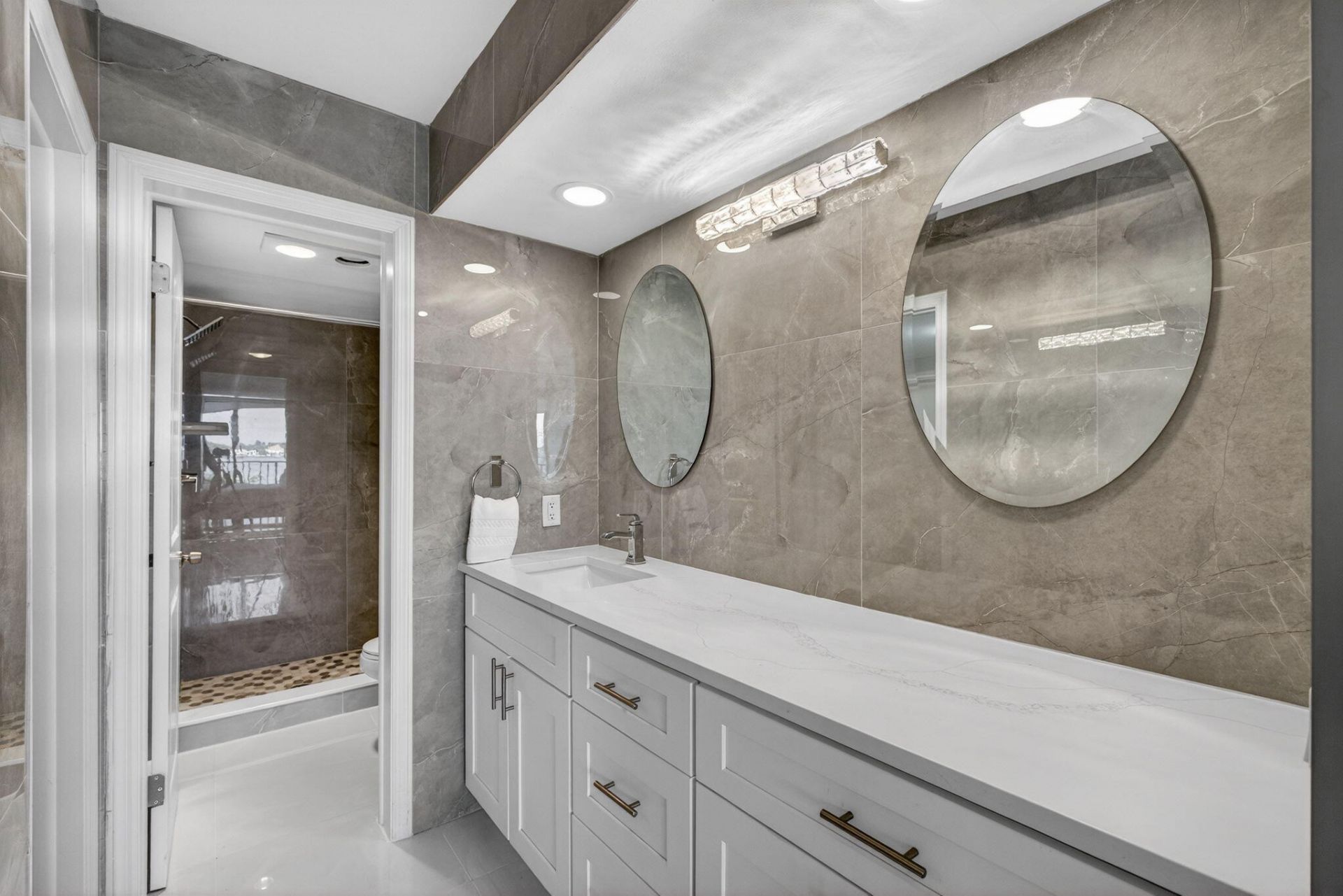 130 Lakeshore Drive, Unit 323, North Palm Beach, FL 33408 Photo