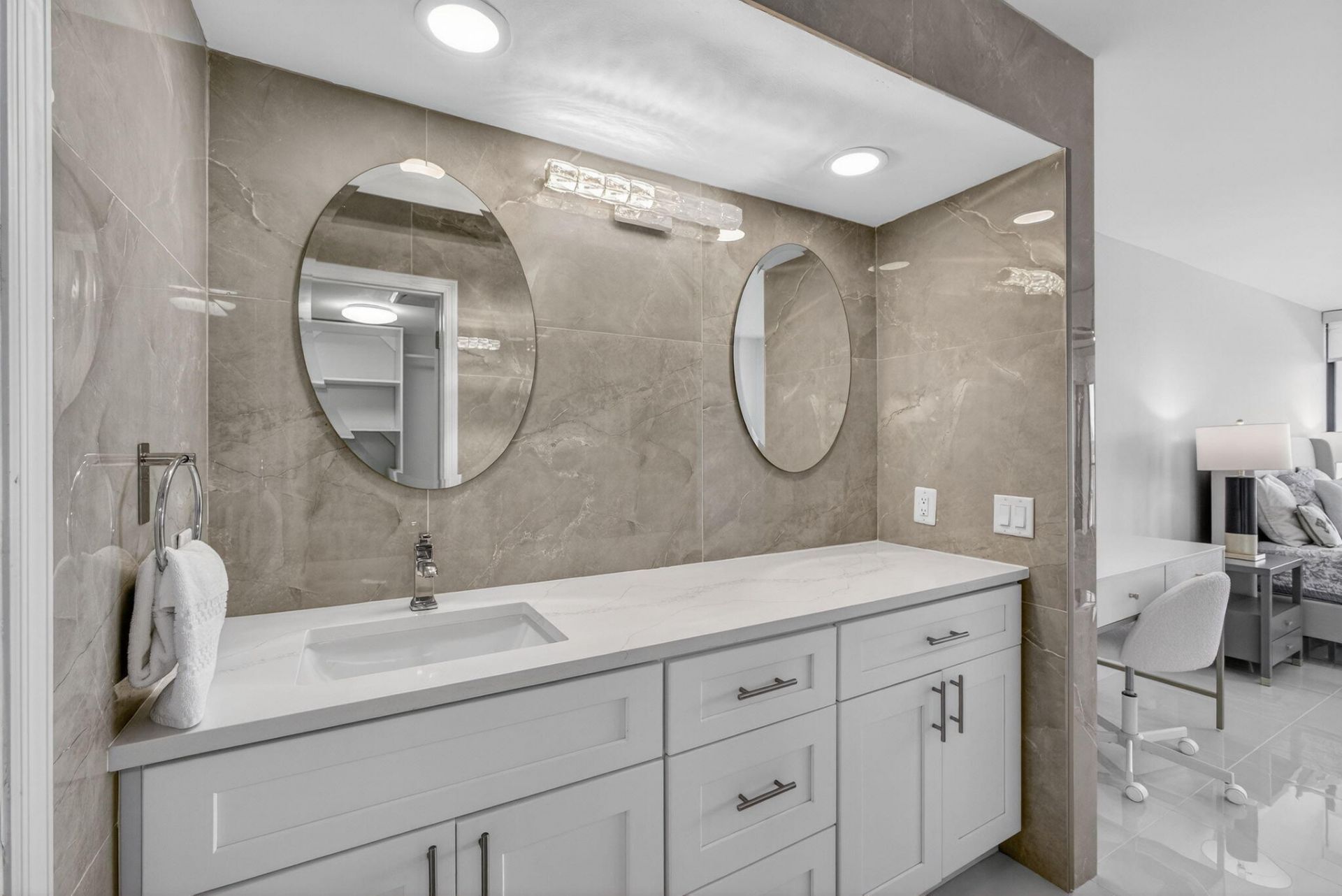 130 Lakeshore Drive, Unit 323, North Palm Beach, FL 33408 Photo