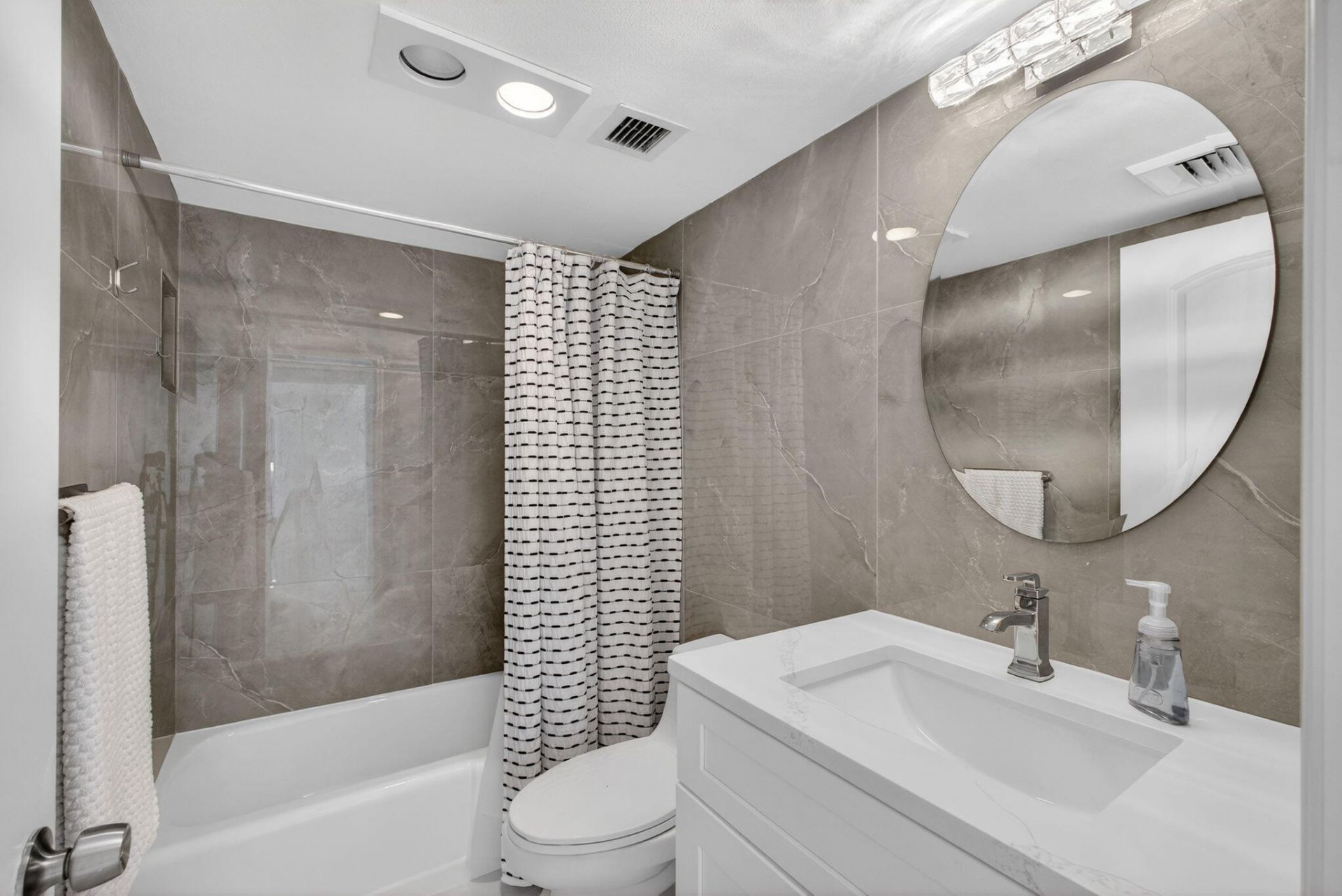 130 Lakeshore Drive, Unit 323, North Palm Beach, FL 33408 Photo