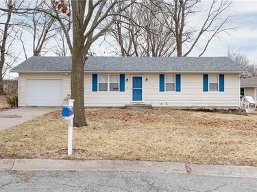 702 E Maple Place, Savannah, MO 64485