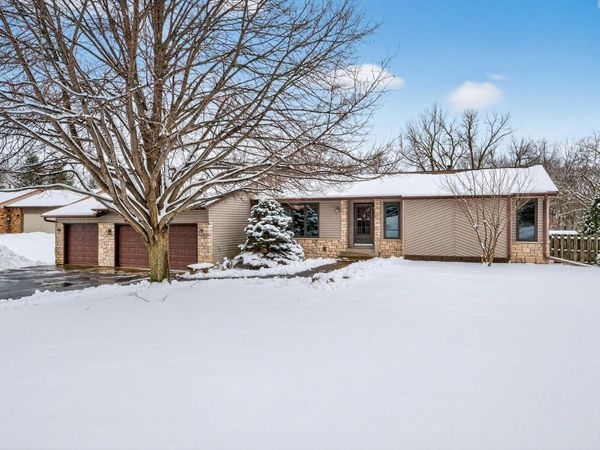 8909 42nd Street N, Lake Elmo, MN 55042