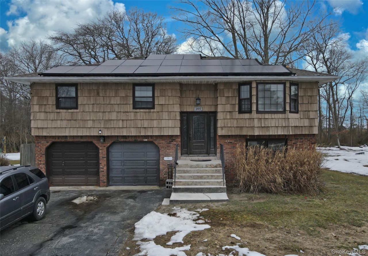 205 Connetquot Road, Oakdale, NY 11769 Main Photo