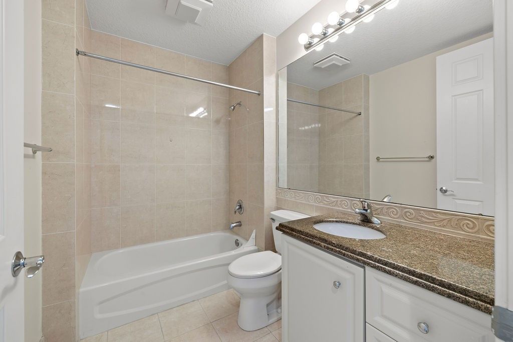 17 Harbour Isle Drive W, Unit 103, Fort Pierce, FL 34949 Photo