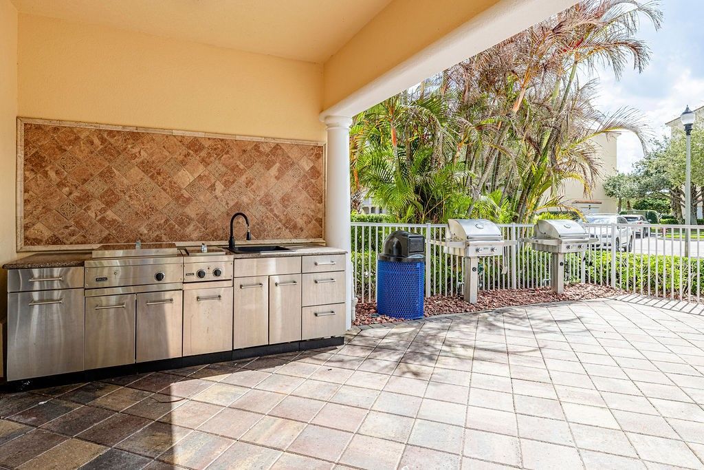 17 Harbour Isle Drive W, Unit 103, Fort Pierce, FL 34949 Photo