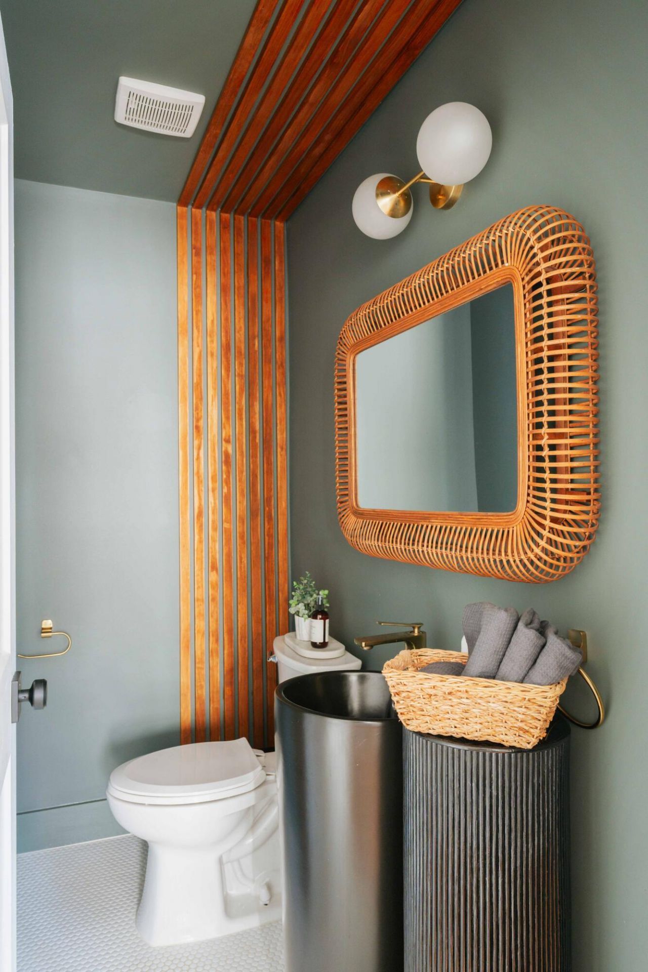 242 W Poplar Street Photo 13