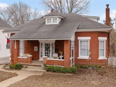 1805 South Street, Lexington, MO 64067