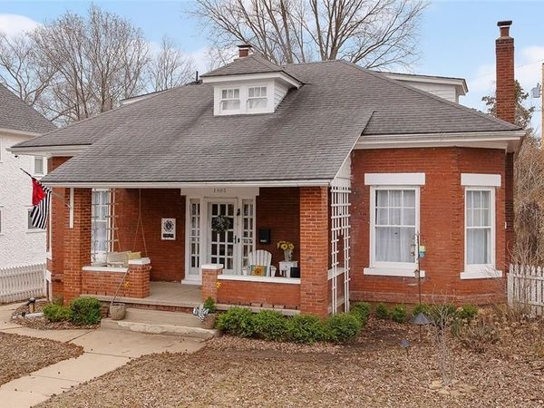 1805 South Street, Lexington, MO 64067