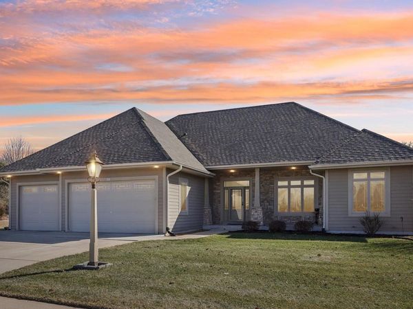 987 Prairieview CIRCLE, Oconomowoc, WI 53066