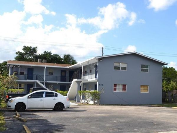 927 S Pine St, Lake Worth, FL 33460